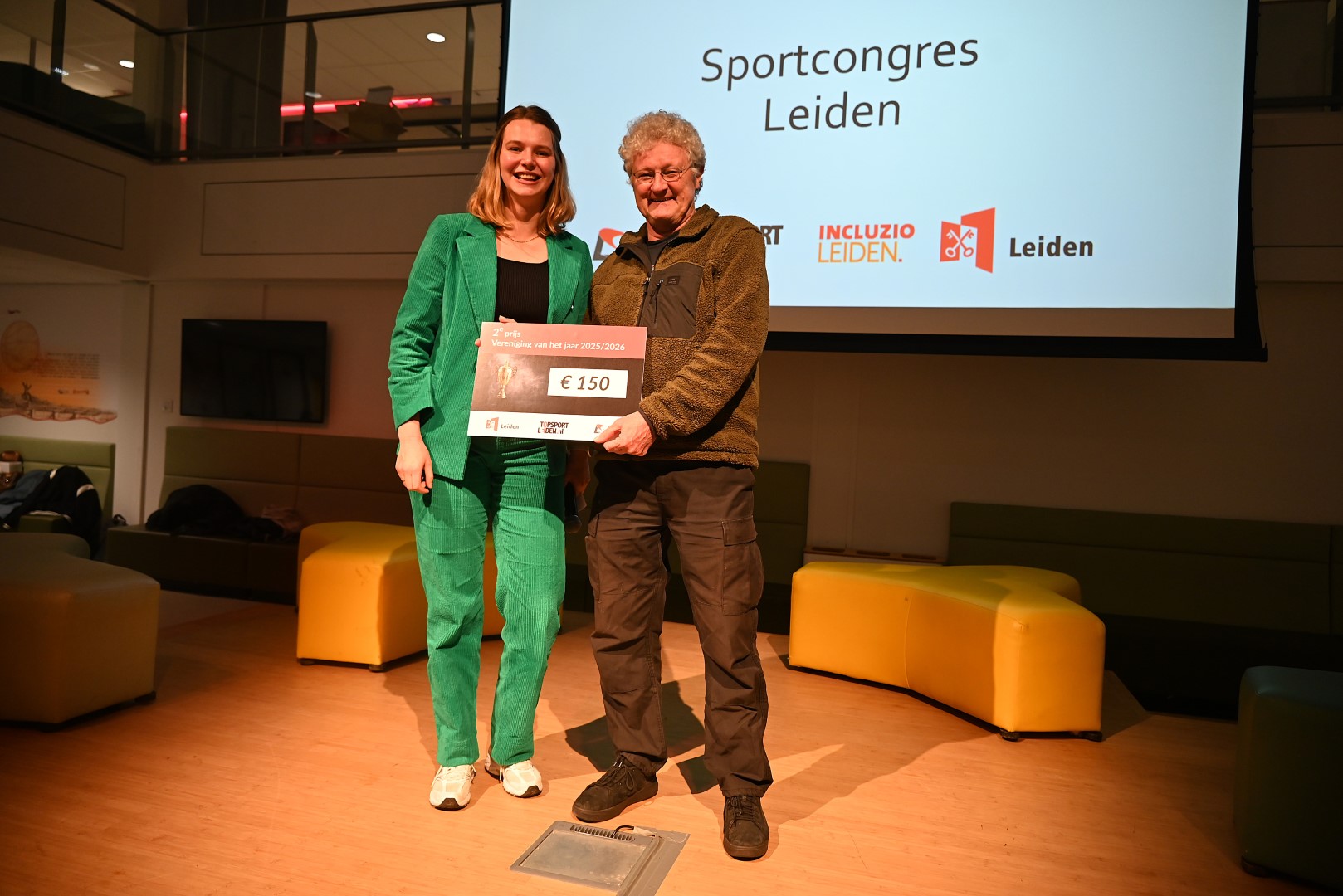 Martin Hooymans neemt prijs in ontvangst