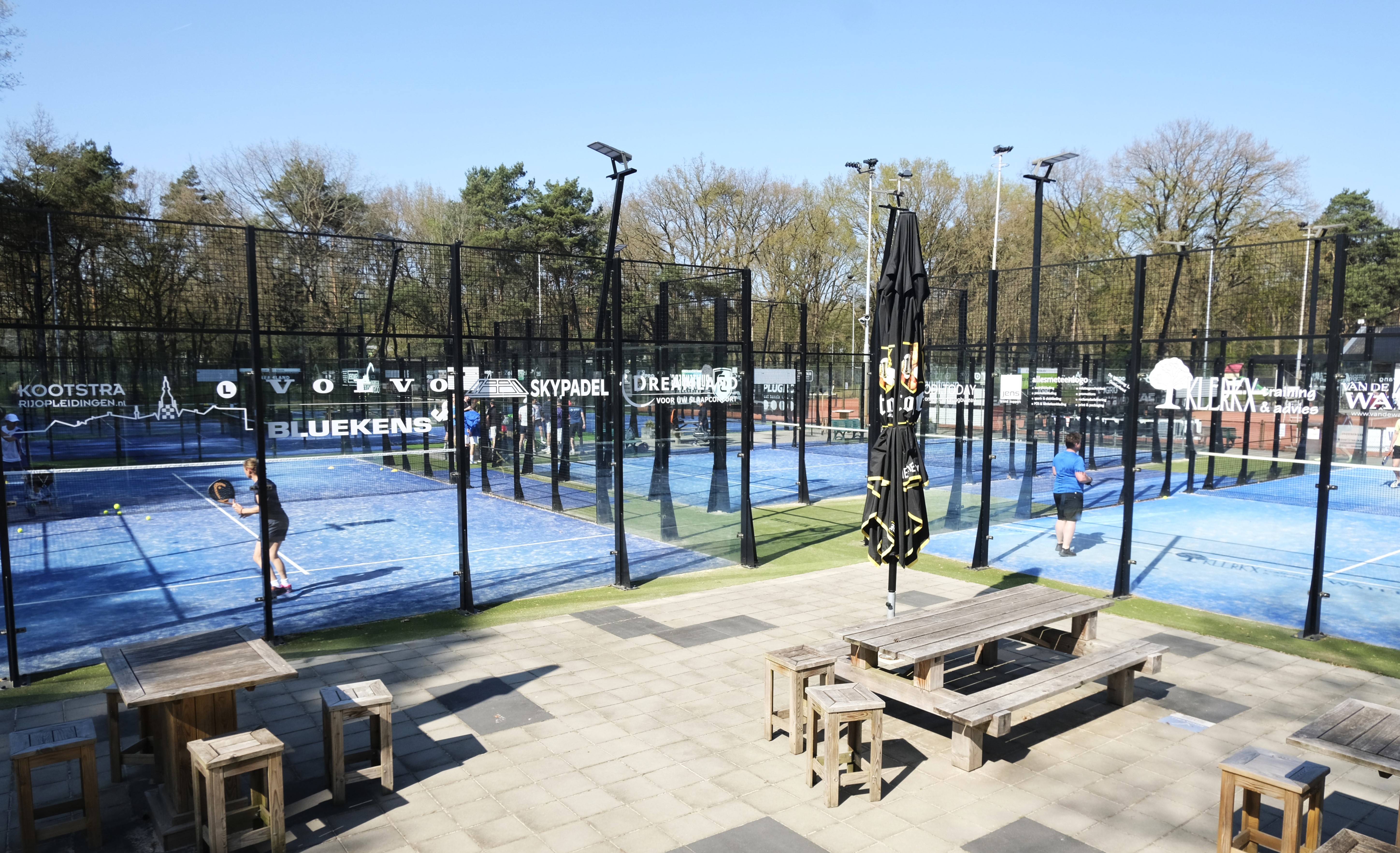 Yogasessie op de padelplaza