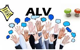 Hockey duel op een waterveld 